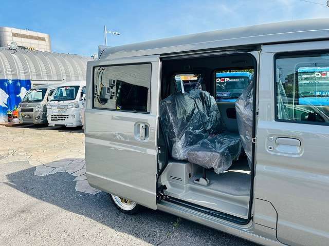なんと、バンなのに、両側パワースライドドア！