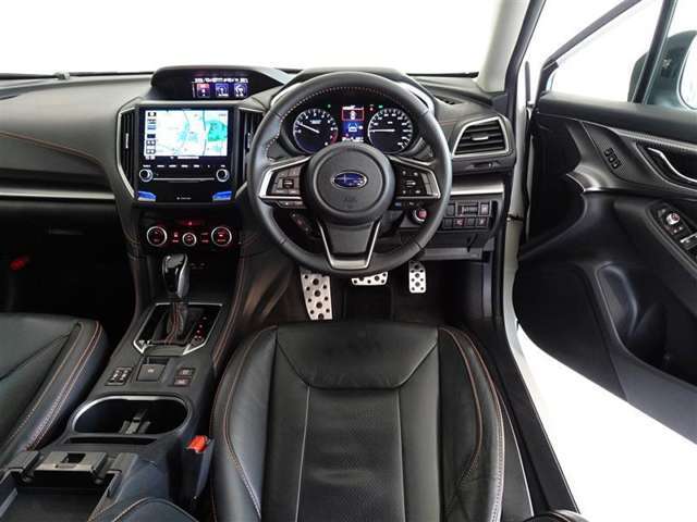 革巻きステアリングで快適な操作性の運転席です。