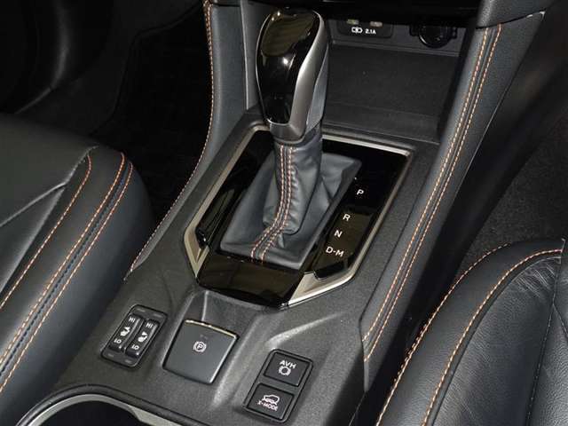 電動パーキングブレーキ・ブレーキホールドを装備してます。ホールド機能は信号待ちが多い一般道で疲労軽減になり、大好評です！