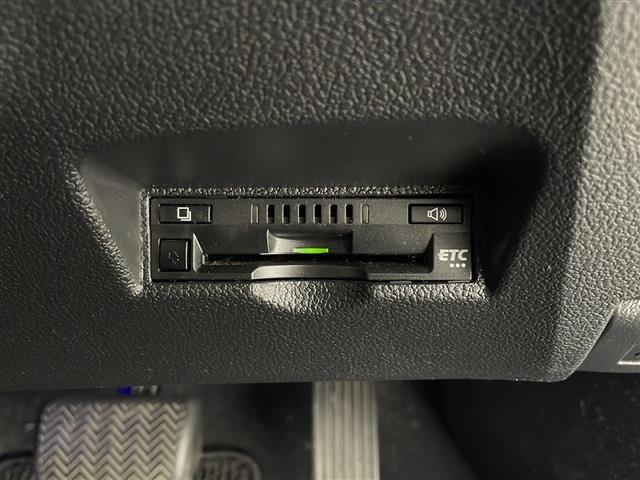 【ETC】有料道路を利用する際に料金所で停止することなく通過できる、ETC車載器（ノンストップ自動料金収受システム機器）が装備されています。セットアップを行うことで利用可能になります。