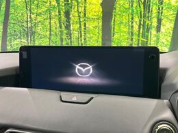 【マツダコネクト】車内の雰囲気にマッチした一体型タイプのディスプレイ。各種車輌設定やBluetooth再生等、様々な機能が楽しめます。専用SDカードのご購入で、ナビ機能も使用出来ます。