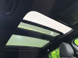 【大型サンルーフ】車内の解放感が一気に上がる大型のパノラマルーフ！季節を問わず開放的で快適なドライブをお楽しみいただけます。流通量も少なく希少価値の高い人気の装備です♪