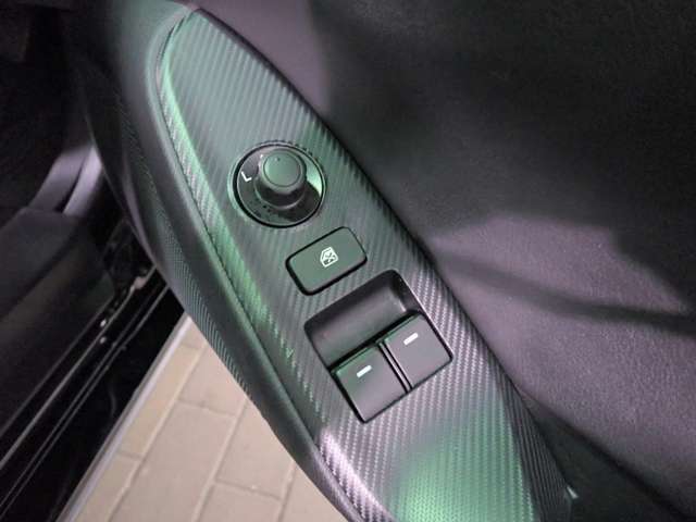 ◆三重県最大級の大型屋内中古車センター♪ヴァーサス鈴鹿店です♪オールジャンルの展示車が盛り沢山です♪在庫の無い車両のオーダーも受け付けます♪電話→059-384-5050までお問合せ下さい◆