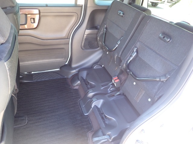 ◆チップアップ＆ダイブダウン機構付【ULTR SEAT】は後席座面を左右分割で跳ね上げることができます。トランクで積載できない背の高い荷物をラクラク収納できます。ホンダ車ならではの人気装備です。