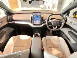 ステアリングホイールの向こうに視線を遮るものはなく、視界すっきり。スピードメーターなどドライブ中に表示される情報はセンターディスプレイに統合され、シンプルでミニマルなキャビンを演出