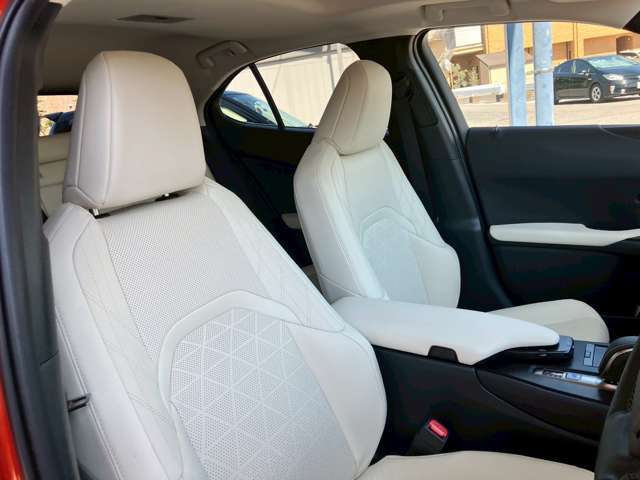 ホワイトレザーシート シートヒーター＆エアーシート ハンドルヒーター 前後ドラレコ AC100V電源 純正18インチアルミ 3眼LEDヘッド フォグ 充電ケーブル付 ASC パワーバックドア パドルシフト　リトラミラー