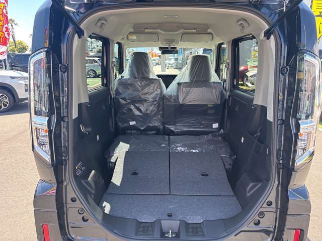 リアシートを倒せばさらに多くの荷物や大きな荷物もも積めます！