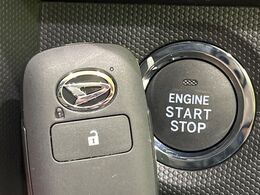 【キーフリーシステム】カバンやポケットに入れたままでもドアの施錠・解錠が可能なスマートキーを装備。エンジンのオン・オフ時もカギを取り出す必要が無いからとっても便利です♪