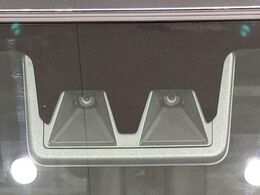 【スマートアシスト】走行中に前方の車両等を認識し、衝突しそうな時は警報とブレーキで衝突回避と被害軽減をアシスト。より安全にドライブをお楽しみいただけます。