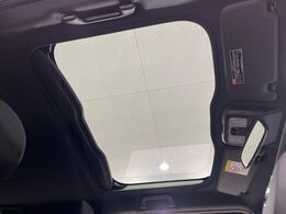 【ガラスルーフ】ガラスルーフ搭載で車内の解放感が一気にアップ！開放的なドライブをお楽しみいただけます。