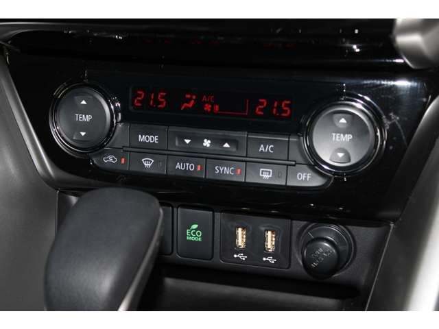 運転席と助手席でそれぞれ自由に温度設定が可能です