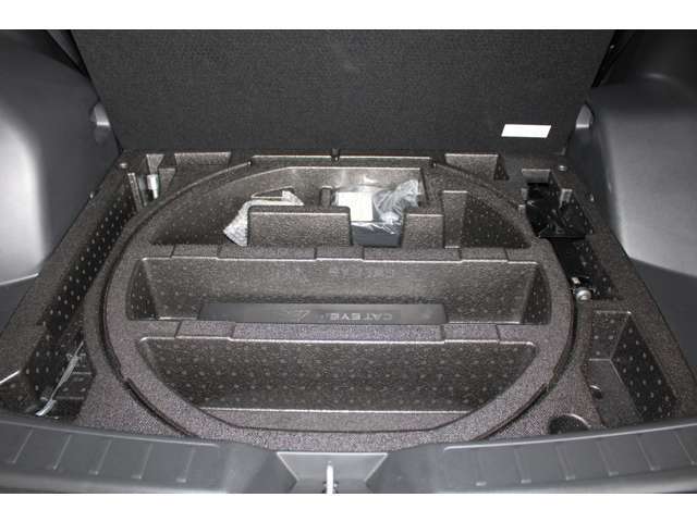 スペアタイヤはありませんが、パンク修理キットが付いてます。自分で空気圧の調整ができるコンプレッサーもあります。