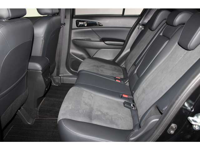 後席にもゆとりのスペースを確保！センターアームレストでさらにリラックス！