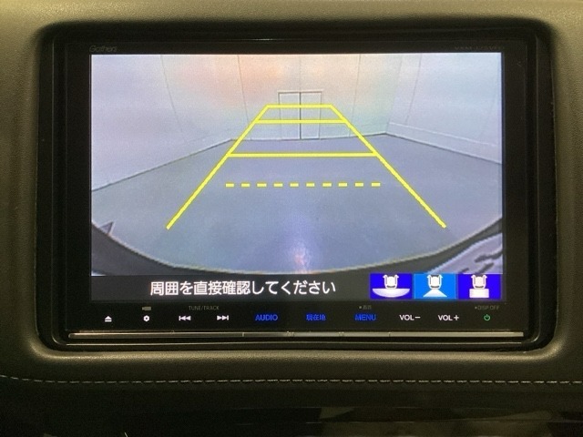 バックでの車庫入れも安心です！　リアカメラが付いているバックモニター付のナビを装備しております。操作線もついており距離感も画面から確認できます。