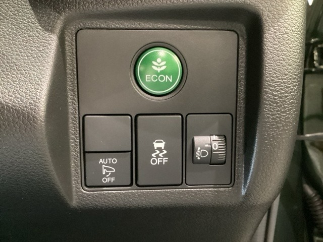 ハンドルの右側にはヘッドライトレベライザーとVSA（ABS＋TCS＋横滑り抑制）の解除スイッチなどがついています。ヘッドライトレベライザーは道路状況や積荷の加重に応じてライトの高さを調節できます。
