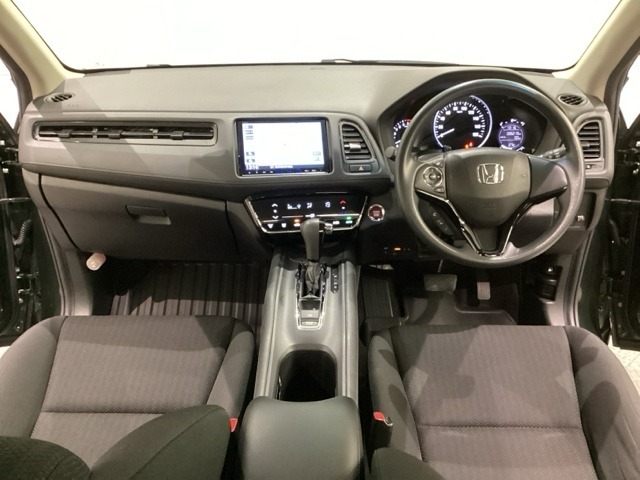 車内は光触媒抗菌消臭施工済です。スタイリッシュなデザインでスポーティなインパネ周りを演出します。グローブボックスやカップホルダーのほかにトレーなどたくさんの収納スペースが付いています。