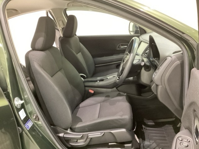 広い足元にゆったり座れるシートには肘掛けも装備しており長距離の運転でも疲れにくくなってます。女性でも運転がしやすいように、シートの高さ調整機能（シートリフター）がついています。