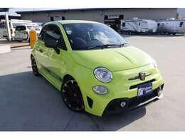 フジカーズジャパン神戸西宮は広々とした展示場で常時250台以上の在庫を展示しております。