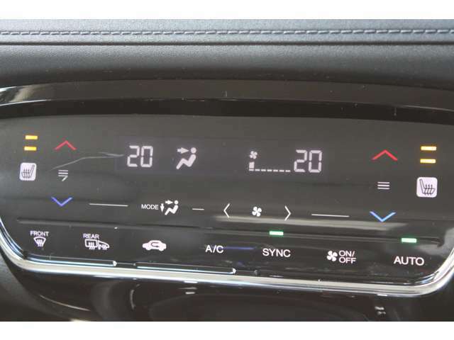 左右独立コントロールフルオートエアコンを装備。運転席・助手席で独立した温度設定が可能になり、どこに座っても車内は快適空間♪