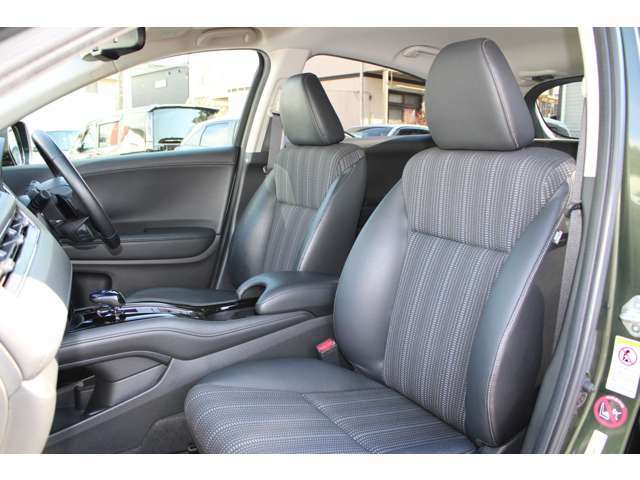 ワイドなコンソールで仕切られたフロントシートは、運転席と助手席それぞれに独立した快適空間を確保しています。