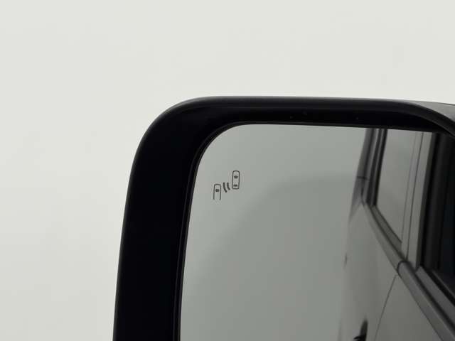 【ブラインドスポットモニター】隣車線上の側方および後方から接近する車両を検知すると、検知した側のドアミラーのインジケーターが点灯。その状態でウインカーを出すと、インジケーターの点滅と警報音で警告します