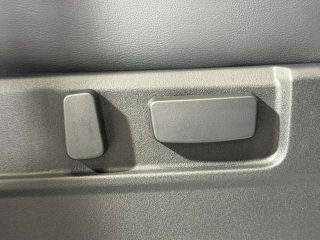 【電動パワーシート】最適なシートポジションを提供し快適にお過ごしいただけ、助手席は足元にお荷物を置いてもゆとりのある空間です。