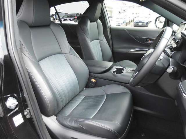 【内装】ハリアーの車内です♪もちろん、フロアマットもついてますよ～！