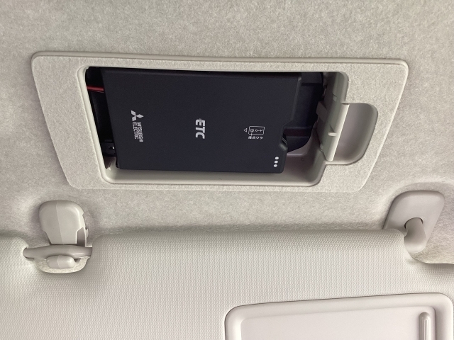 運転席サンバイザーに隠れるETC。