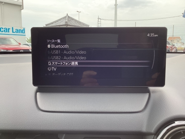 Bluetooth付き。お持ちのスマホに連動していただきお車を通して電話や音楽をお使いいただく事が出来、大変便利です☆