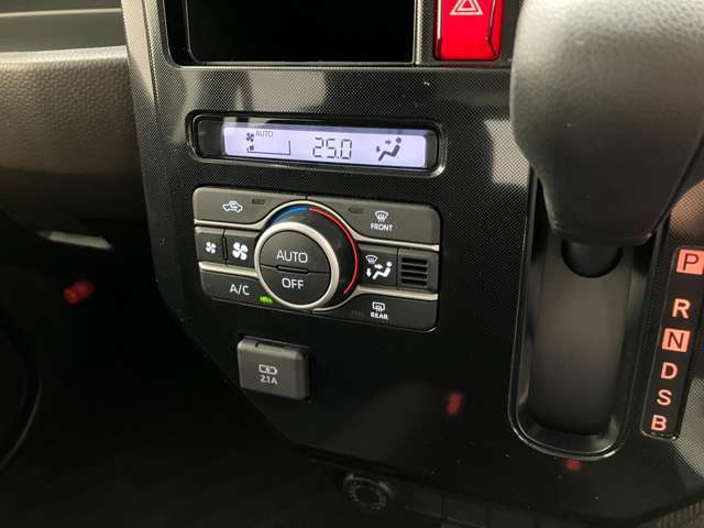 オートエアコンは温度を設定するだけで、自動で風量などを設定してくれます。運転しながら操作も必要ないので、安全性も向上します。