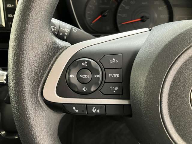 運転中、オーディオの操作をしてて、ハッとしたことはありませんか？ステアリングスイッチは、運転中でもハンドルでオーディオの操作が可能です。安全なドライブをサポートします。