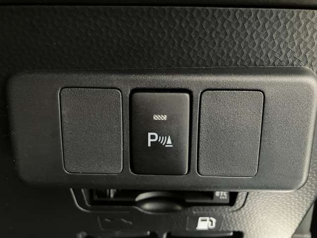 クリアランスソナーがついています。駐車時などに壁などの静止物との距離を感知して知らせてくれます。