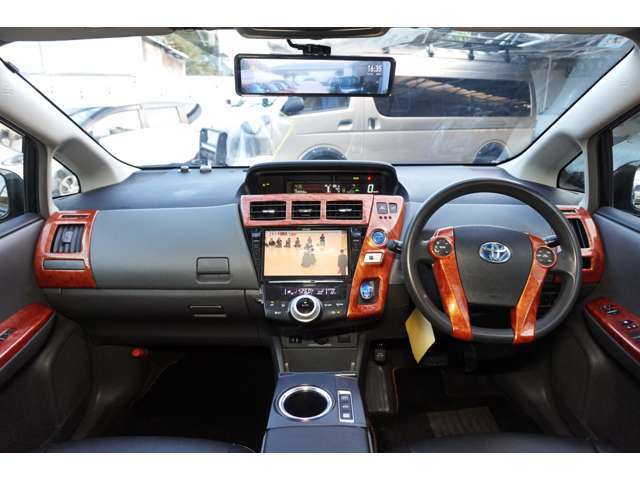 内装もオシャレにウッドパネルを☆フロアマットもオーダーにて製作したものですから高級感増しますよね☆