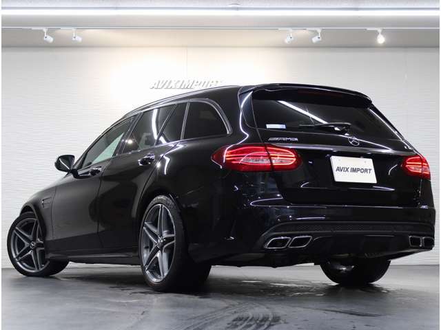 人気外装色オブシディアンブラックにC63専用AMGスタイリングパッケージ＆専用19インチアルミホイールが迫力有るエクステリアを演出！！