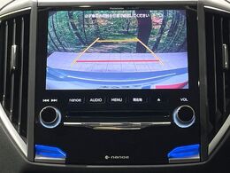 【バックカメラ】駐車時に後方がリアルタイム映像で確認できます。大型商業施設や立体駐車場での駐車時や、夜間のバック時に大活躍！運転スキルに関わらず、今や必須となった装備のひとつです！