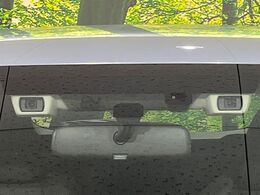 【アイサイトVer2】前方の車両等を検知し、衝突しそうな時は警報で注意を促し、ブレーキを踏む力をサポート。ブレーキを踏めなかった場合は衝突被害軽減ブレーキが作動、衝突回避をサポートします。