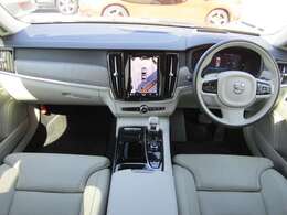 車内は、美しい仕上がりのインテリアが清々しくも落ち着いた雰囲気を醸し出し、独特の居心地のよさを感じさせる、まさにスカンジナビアン・デザインの傑作と呼ぶにふさわしい空間となっています。