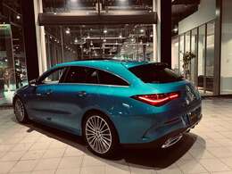 最大100項目の点検整備項目が設定されています。ダイムラー社の厳しいサービス基準に適合した充実の設備を備えたサービス工場とメルセデス・ベンツに精通したサービススタッフが点検整備を入念に実施致します。