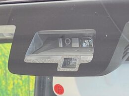 【スズキ　セーフティサポート】走行中に前方の車両等を認識し、衝突しそうな時は警報とブレーキで衝突回避と被害軽減をアシスト。より安全にドライブをお楽しみいただけます。