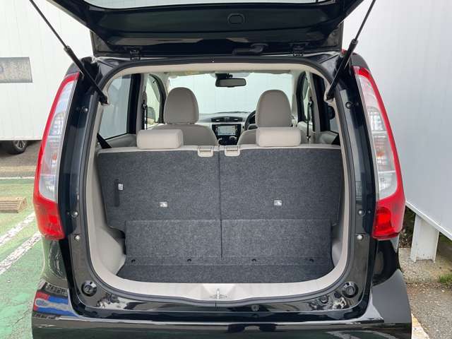 バックドアは大きく開きます。定員乗車時でも十分広いラゲッジスペースを確保しています。