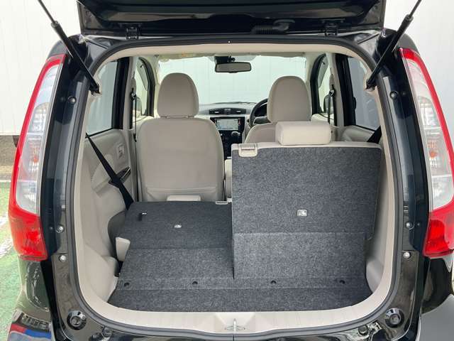 リアシートは左右で分割可倒式を採用しています。乗る人数や荷物に応じてシートを自由にアレンジできます♪