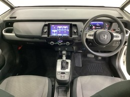 車内は光触媒抗菌消臭施工済です。スタイリッシュなデザインでスポーティなインパネ周りを演出します。グローブボックスやカップホルダーのほかにトレーなどたくさんの収納スペースが付いています。