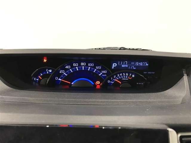 とっても見やすいメーターです。夜間時はラグジュアリーな気分にさせてくれる照明が魅力ですので、夜のドライブも楽しみになりますよ♪