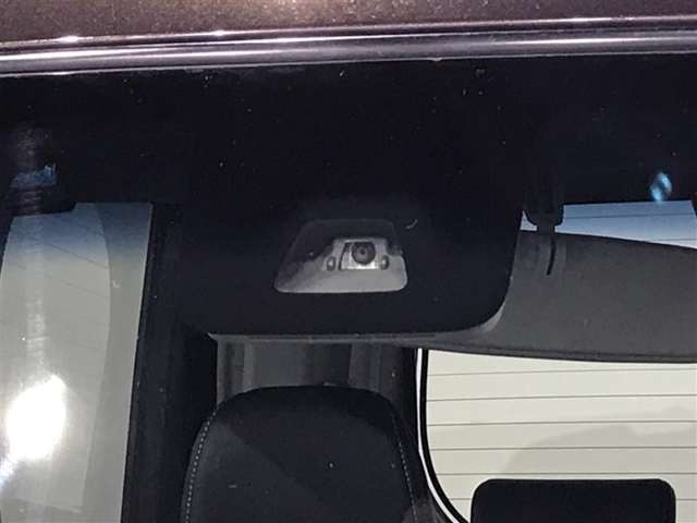 サポカーSとは、自動ブレーキに加えて、高齢者に多いと言われている踏み間違い事故防止をサポートする機能です。詳しくは販売店スタッフまでおたずねください。