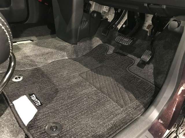 内装工程では、中古車を気持ちよくお乗りいただけるよう清掃しております。シートの洗浄はもちろん、ニオイの元となるフロアカーペットまで洗浄・消臭を実施。