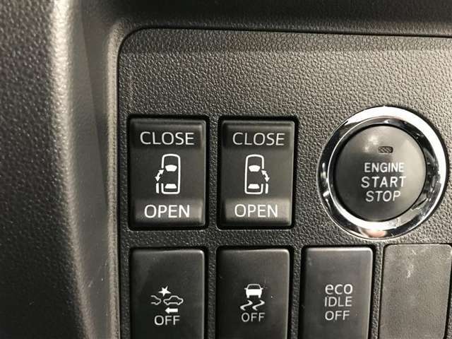 左右ともに大きくて便利なスライドドアを採用しています。両側ともに電動ドアは運転席からも開閉可能です。いち早く乗り込みたいお子様をタイミング良くドアを開けてお出迎え出来ます♪