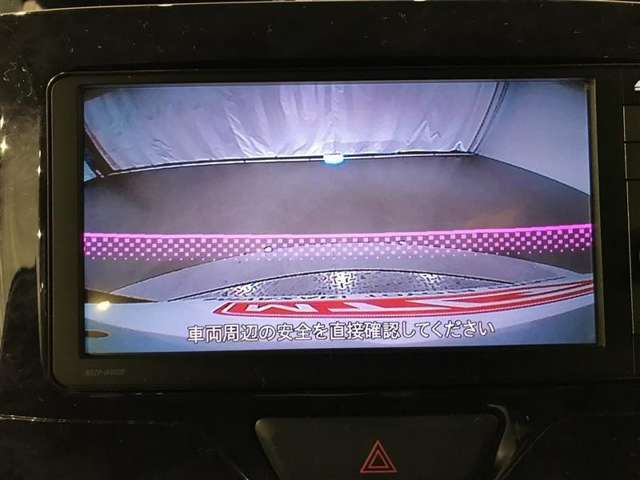 後方カメラが映像をモニターに映し出すことができます！後方の見えない死角や、障害物との距離感をしっかり確認することで駐車が苦手な方でもラクラク駐車できます。