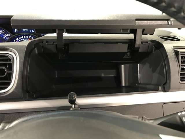 便利な収納スペースの助手席グローボックスです。小物もたくさん収納できます。