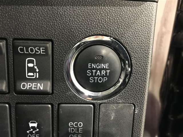 スマートキーを携帯していればキーを取り出さずにドアを施錠＆解錠。クルマの始動も可能です。