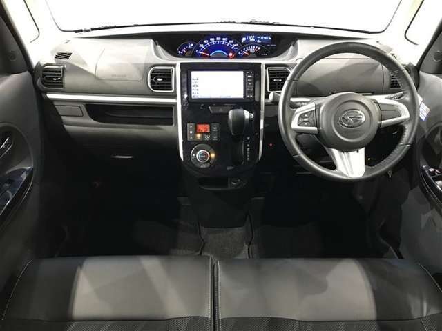 スタイリッシュなデザインのインパネ。各操作スイッチは使いやすい位置に配置されてます。